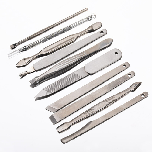 Zestaw 15 akcesoriów kosmetycznych do manicure, pedicure i zabiegów na twarz w czarno - brązowym etui - CC045