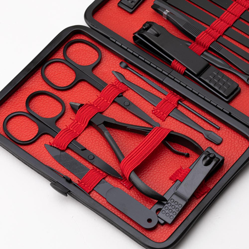 Zestaw 18 akcesoriów kosmetycznych do manicure, pedicure i zabiegów na twarz w czarno - czerwonym etui - CC046