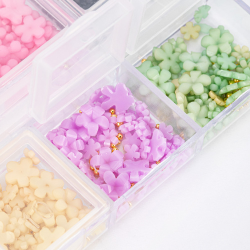 Kasetka z ozdobami akrylowe kwiatki Molly Nails mix kolorów Nr 1 ok. 300 sztuk
