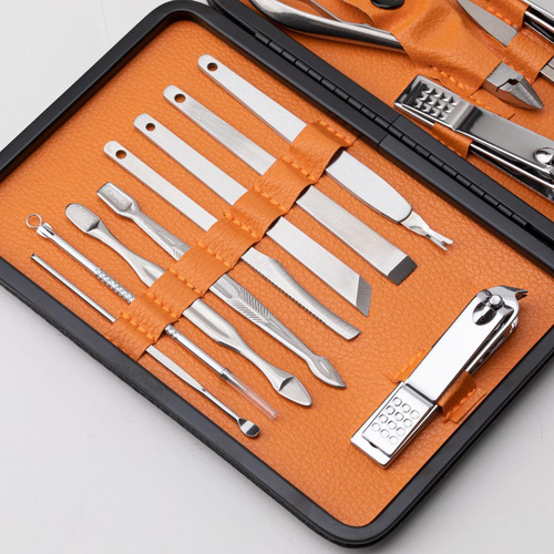 Zestaw 15 akcesoriów kosmetycznych do manicure, pedicure i zabiegów na twarz w czarno - brązowym etui - CC045