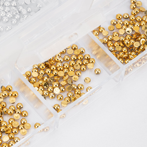 Kasetka z ozdobami ćwieki mix kolorów