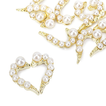 Ozdoby do paznokci serce 3D Molly Nails white pearl 10 szt